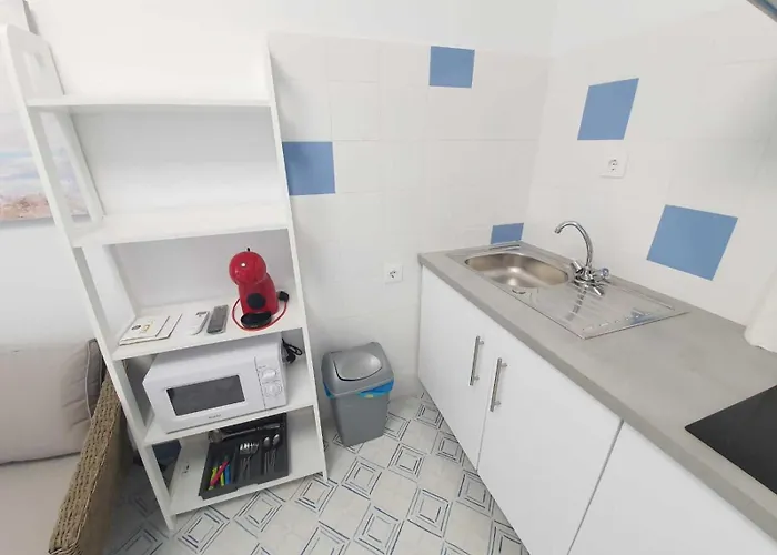 La Maisonnette Bleue * אמפוריבראבה